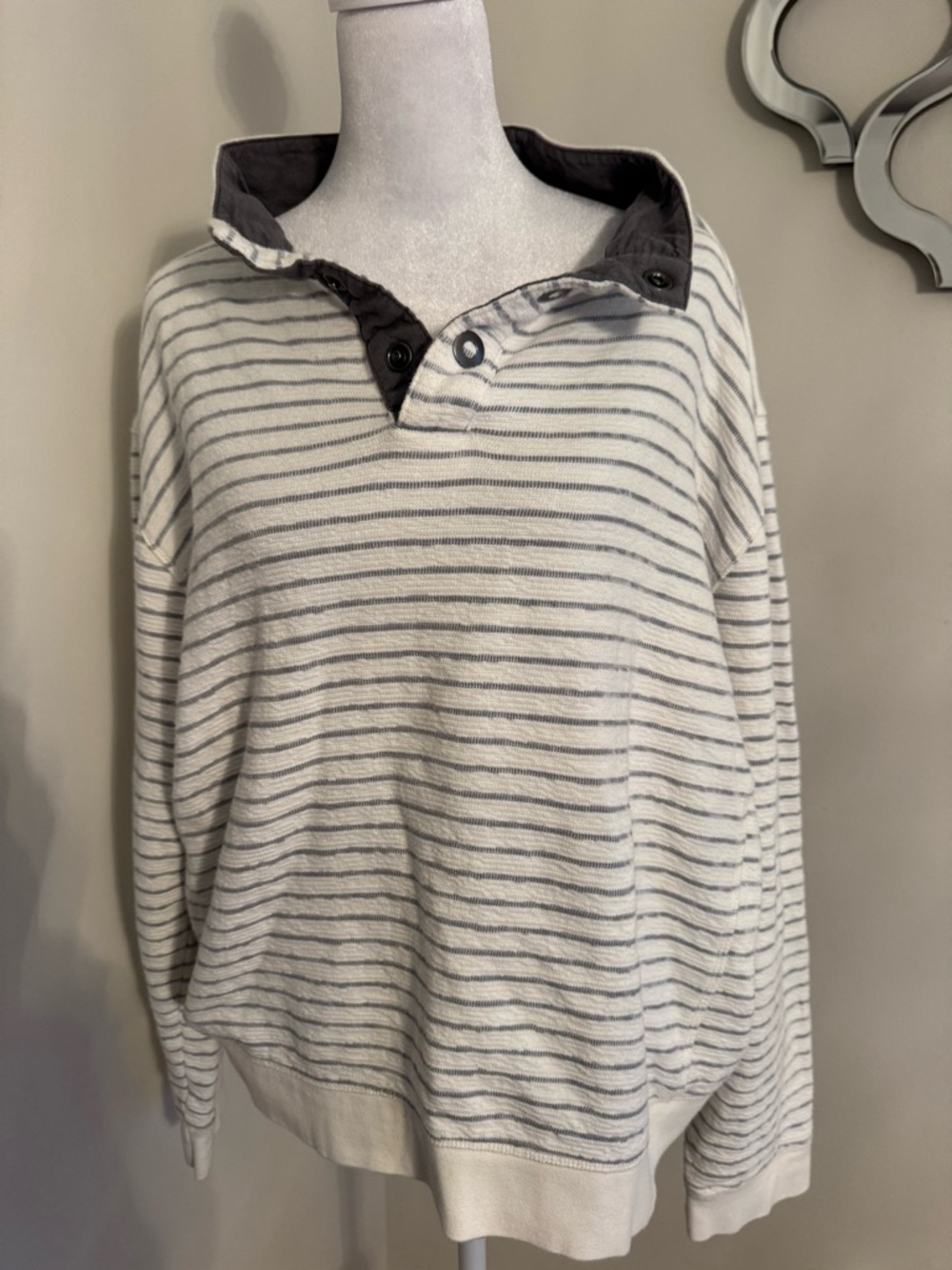 Men's Striped V-Neck Pullover Sweater in White & Gray